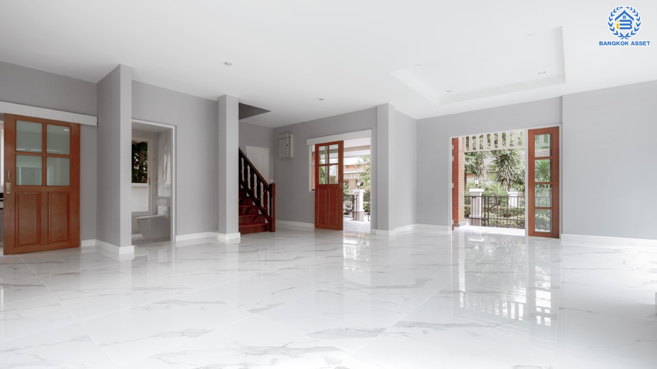 บ้านมือสองตกแต่งใหม่ ม.วรารมย์ เพชรเกษม81 แบรนด์ Q.House รองรับทุกความสุข เนื้อที่ 104 ตร.ว. ฟังก์ชัน 4 ห้องนอน 4 ห้องน้ำ (มีเรือนรับรองด้านข้าง พร้อมห้องน้ำในตัว) จอดรถได้ 2 คัน บนทำเลใกล้ The Mall บางแค และเชื่อมต่อ ถ.พุทธมณฑลสาย4 และ ถ.กาญจนาฯ